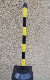 Słupek przenośny do łańcucha żółto - czarny 90 cm podstawa gumowa