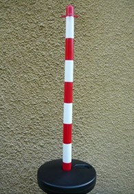 Słupek przenośny do łańcucha biało - czerwony 130 cm podstawa plastikowa