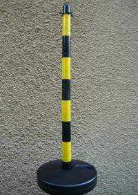 Słupek przenośny do łańcucha żółto - czarny 90 cm podstawa plastikowa