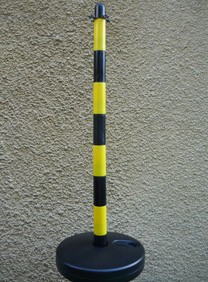 Słupek przenośny do łańcucha żółto - czarny 130 cm podstawa plastikowa