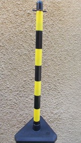 Słupek przenośny do łańcucha żółto - czarny 90 cm podstawa betonowa