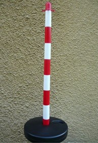 Słupek przenośny do łańcucha biało - czerwony 90 cm podstawa plastikowa