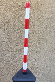 Słupek przenośny do łańcucha biało - czerwony 90 cm podstawa betonowa