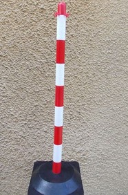 Słupek przenośny do łańcucha biało - czerwony 90 cm podstawa gumowa