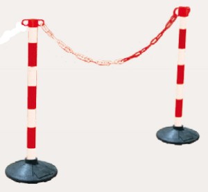 Zestaw - dwa słupki biało czerwone z łąńcuchem 250 cm